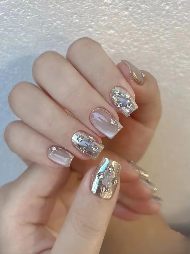 Đẹp khó cưỡng với nail màu tráng gương lấp lánh