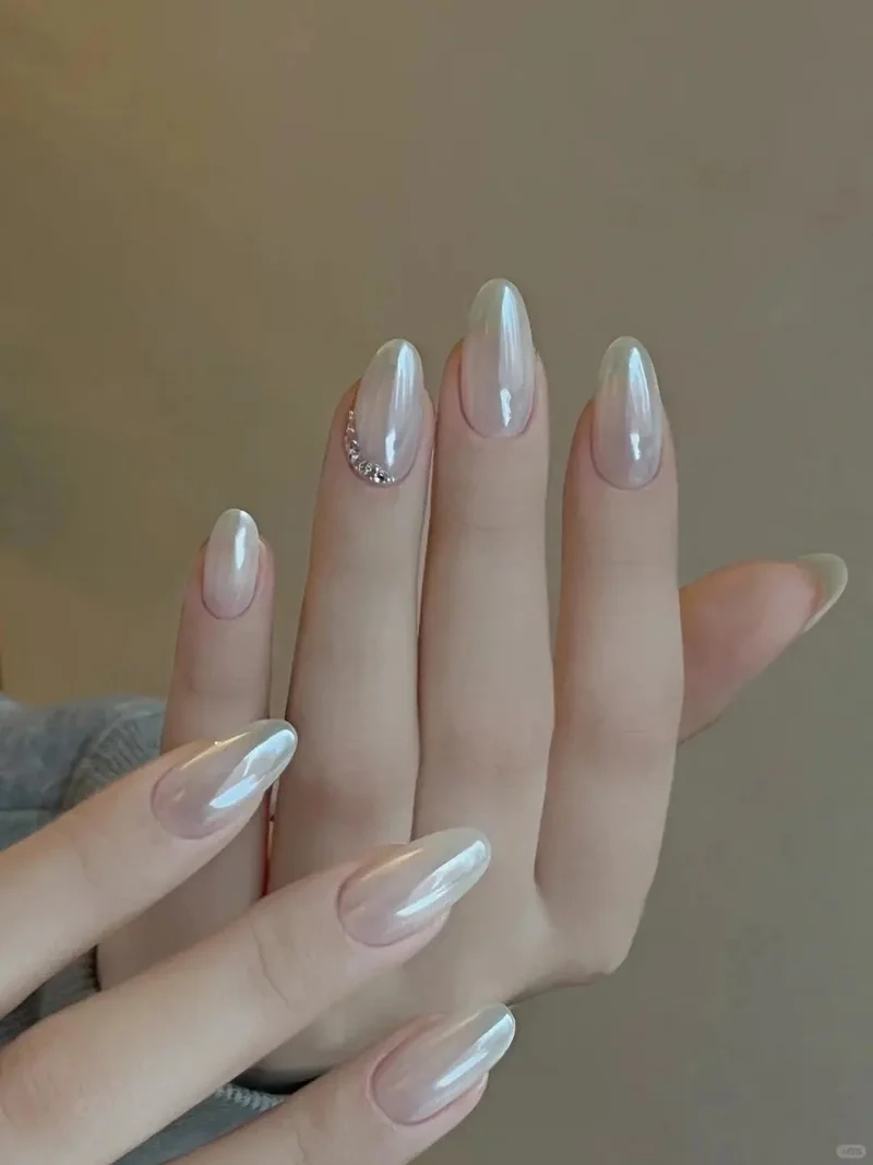 Tỏa sáng với sơn móng tay màu tráng gương