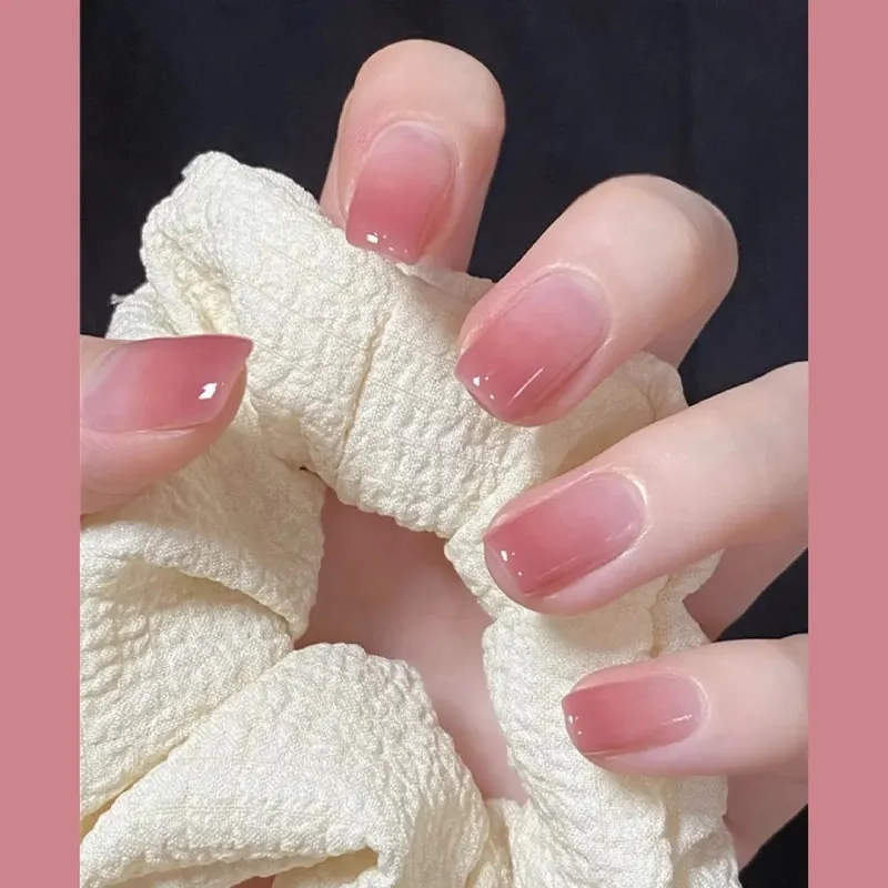 Với nail trơn đẹp, bạn sẽ luôn nổi bật trong mọi khoảnh khắc