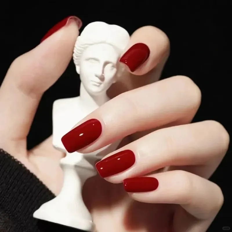 Màu nail trơn đẹp làm sáng bừng vẻ đẹp tự nhiên của bạn