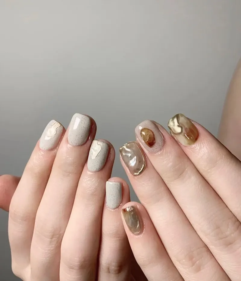 Vẽ móng tay vân đá giúp bạn dễ dàng tạo nên bộ móng đầy nghệ thuật
