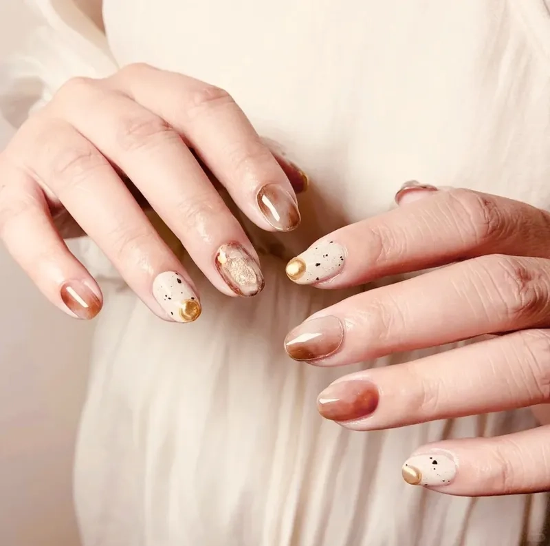 Vẽ nail vân đá mang lại hiệu ứng loang màu cực kỳ đẹp mắt