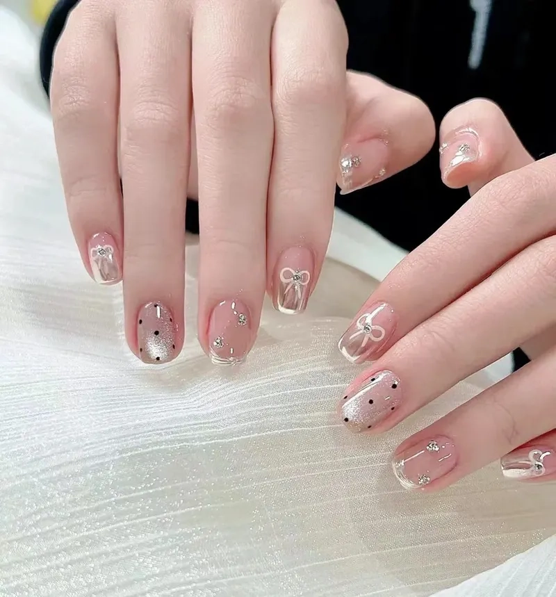 Dễ dàng tạo điểm nhấn với mẫu nail móng vuông ngắn cực xinh