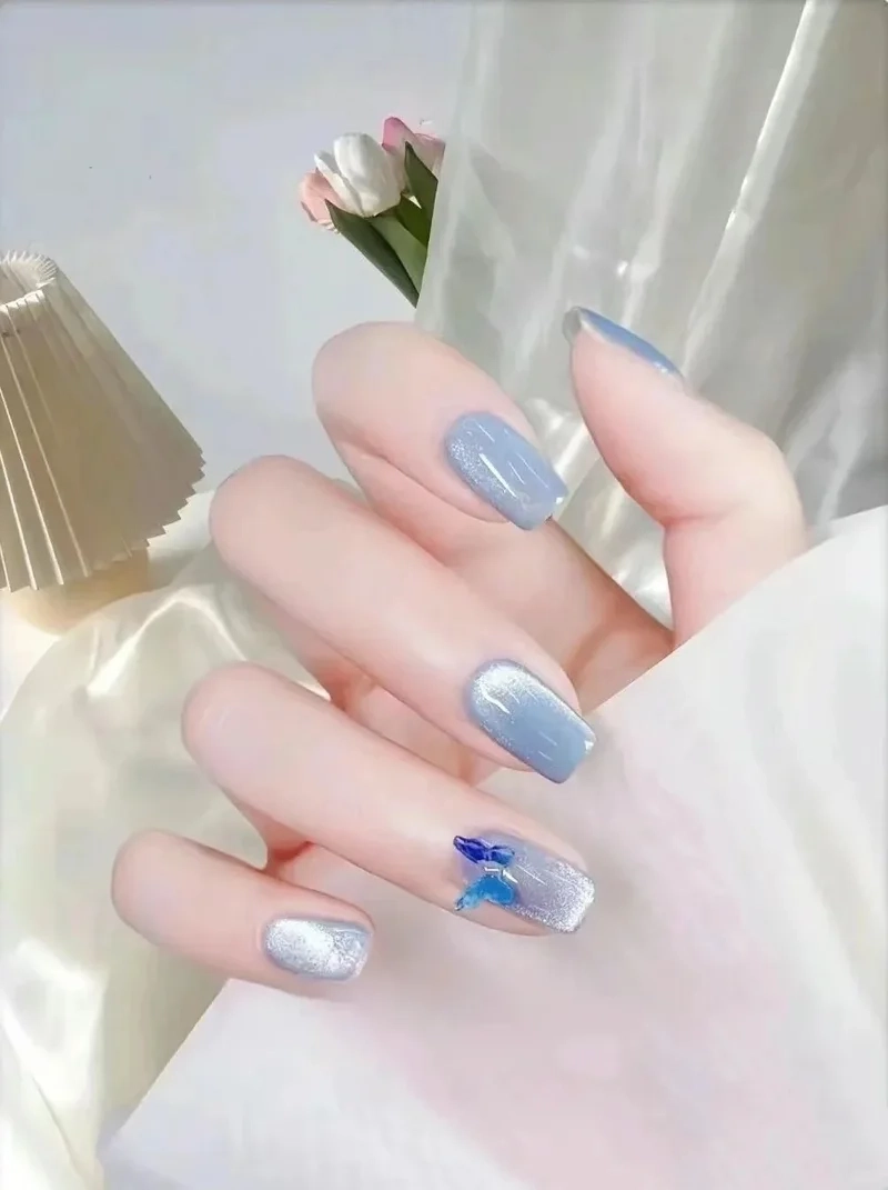 Tỏa sáng cùng móng xanh dương dịu mát