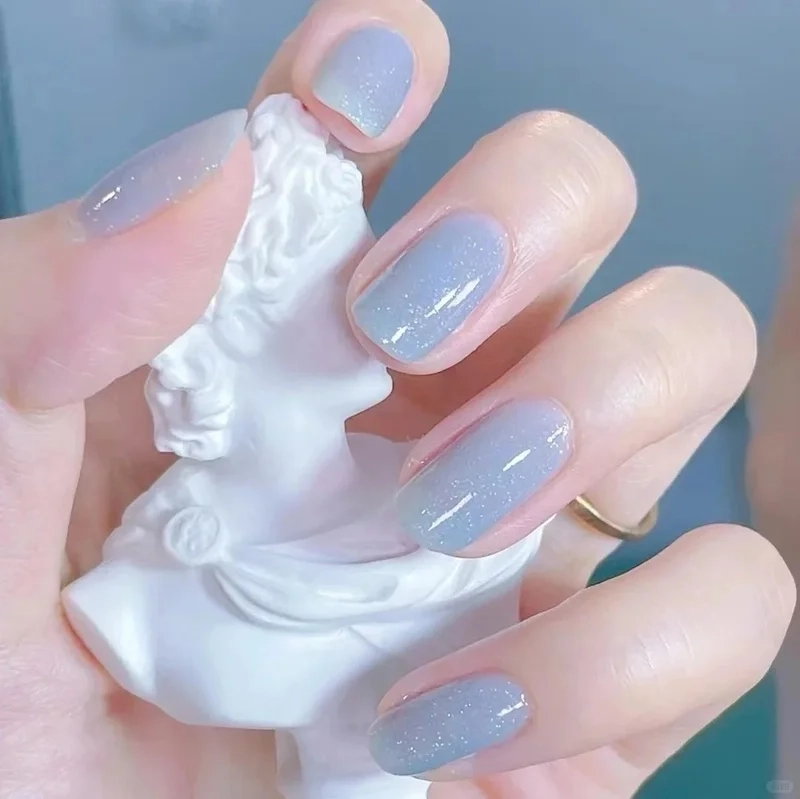 Nàng thơ hiện đại cùng nail xanh da trời