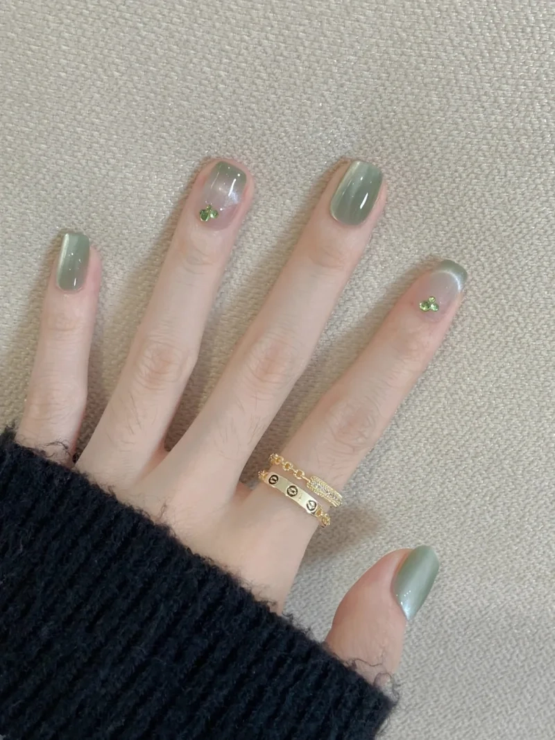 Tỏa sáng nhẹ nhàng cùng móng tay xanh lá pastel