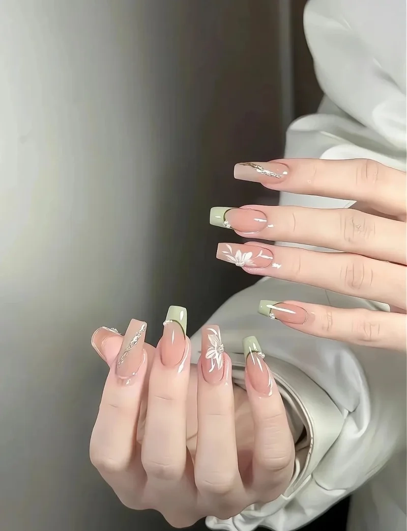 Đổi màu nail sang chảnh với mẫu nail đẹp xanh lá