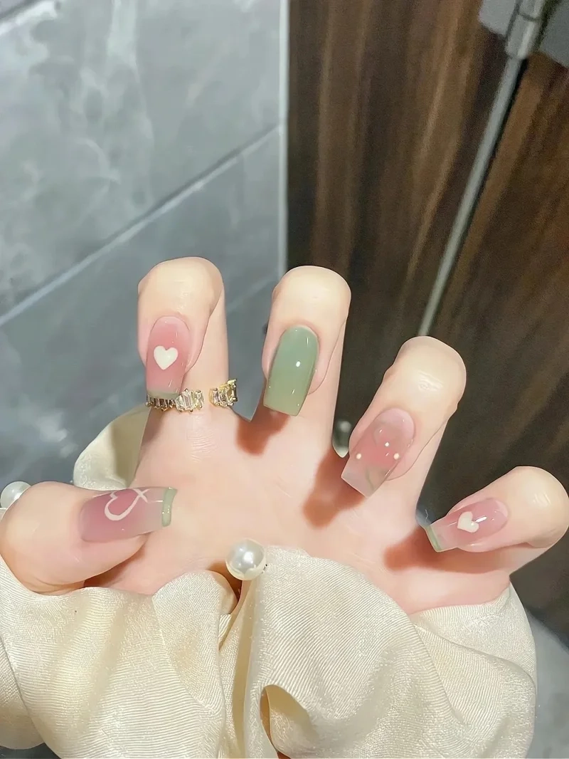 Gây ấn tượng với nail màu xanh lá cây dịu mắt