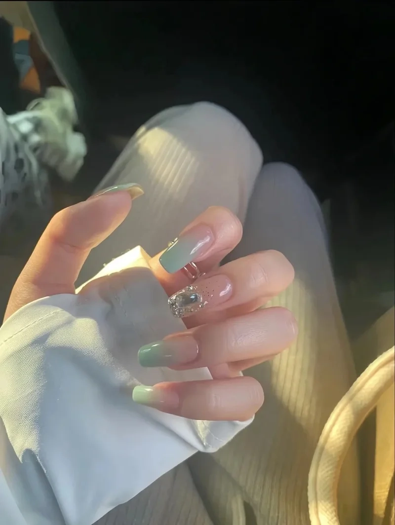 Màu nail hợp mọi tone da gọi tên nail màu xanh lá đẹp