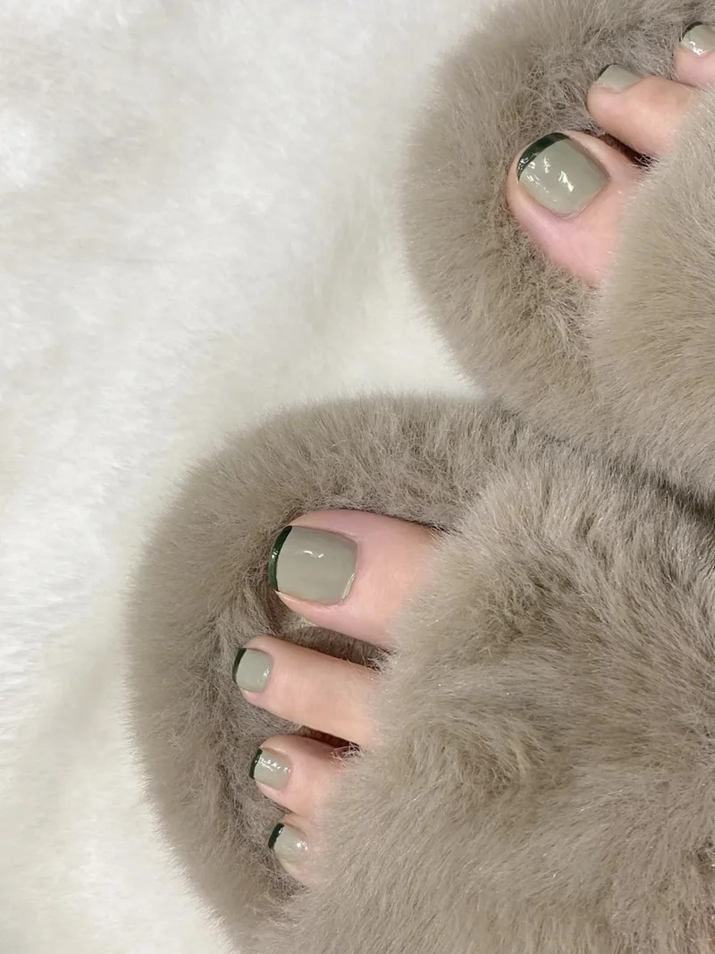Trẻ trung bất ngờ với nail chân xanh lá