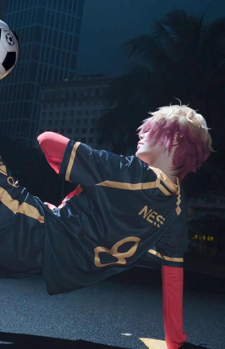Cosplay Chigiri nổi bật với mái tóc đỏ rực cháy