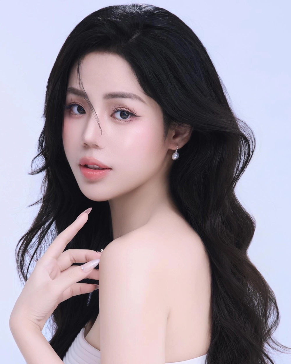 tiểu sử nguyễn hương ly bao gồm những bước đi vững chắc trong sự nghiệp nghệ thuật