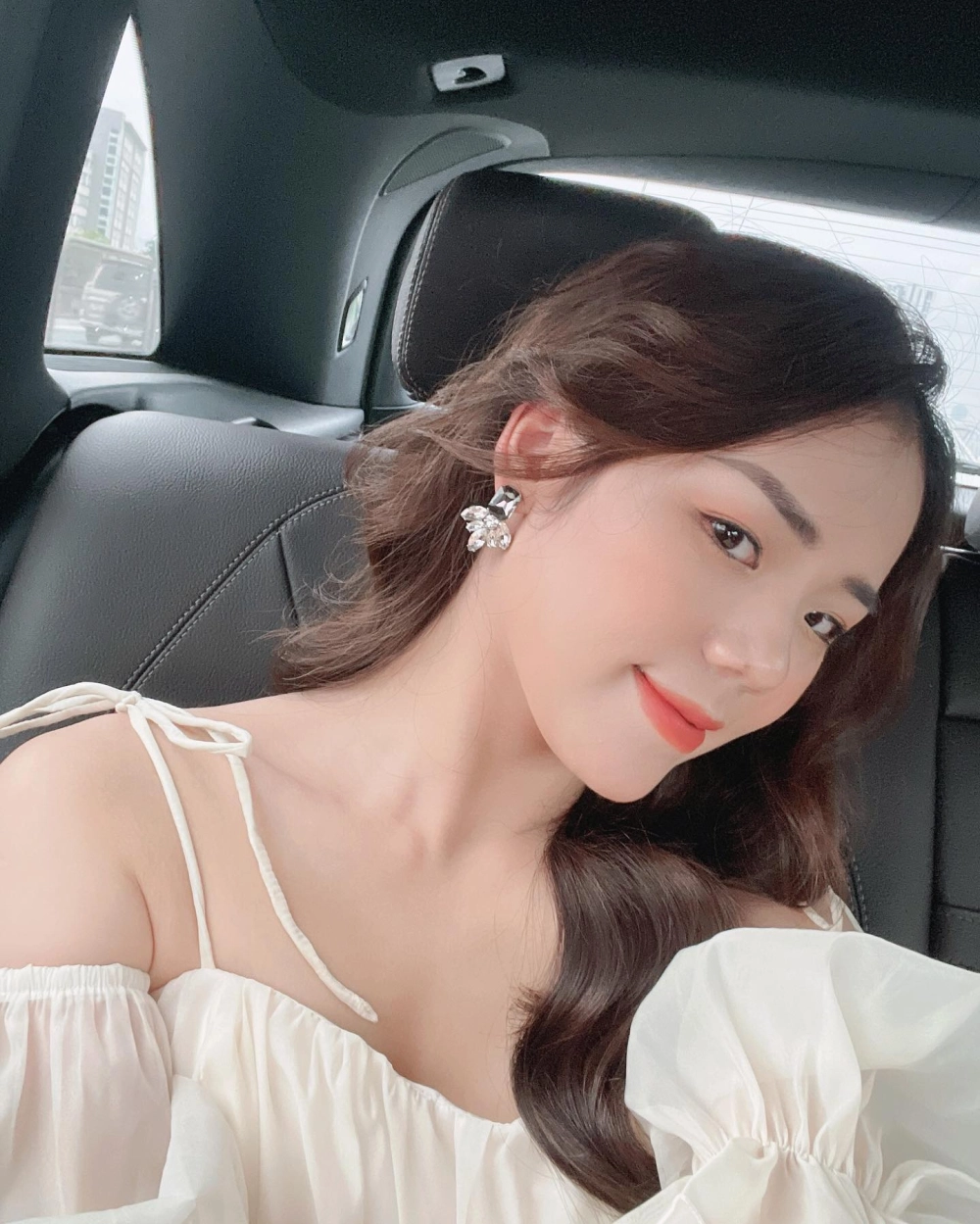 nguyễn hương ly là một trong những ca sĩ nổi bật với phong cách âm nhạc độc đáo và đầy cảm xúc