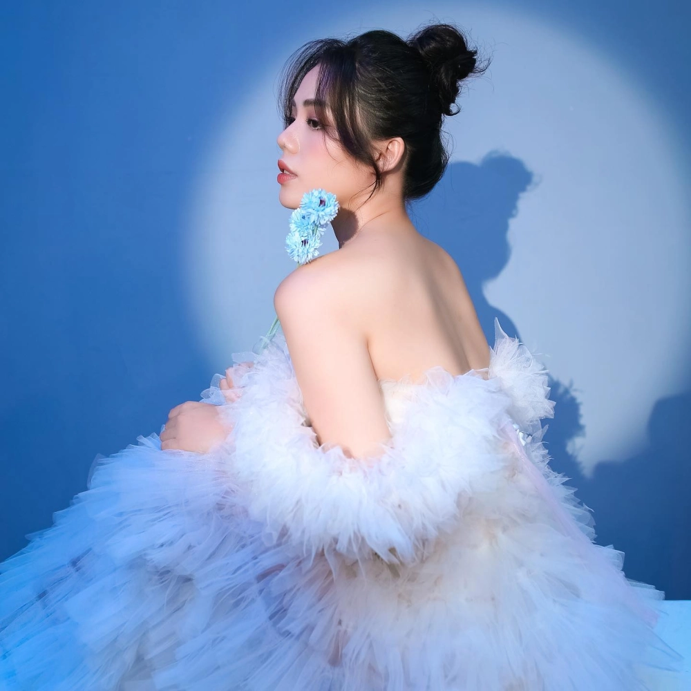 cô nguyễn hương ly không chỉ nổi bật với tài năng mà còn với vẻ ngoài thanh thoát và duyên dáng