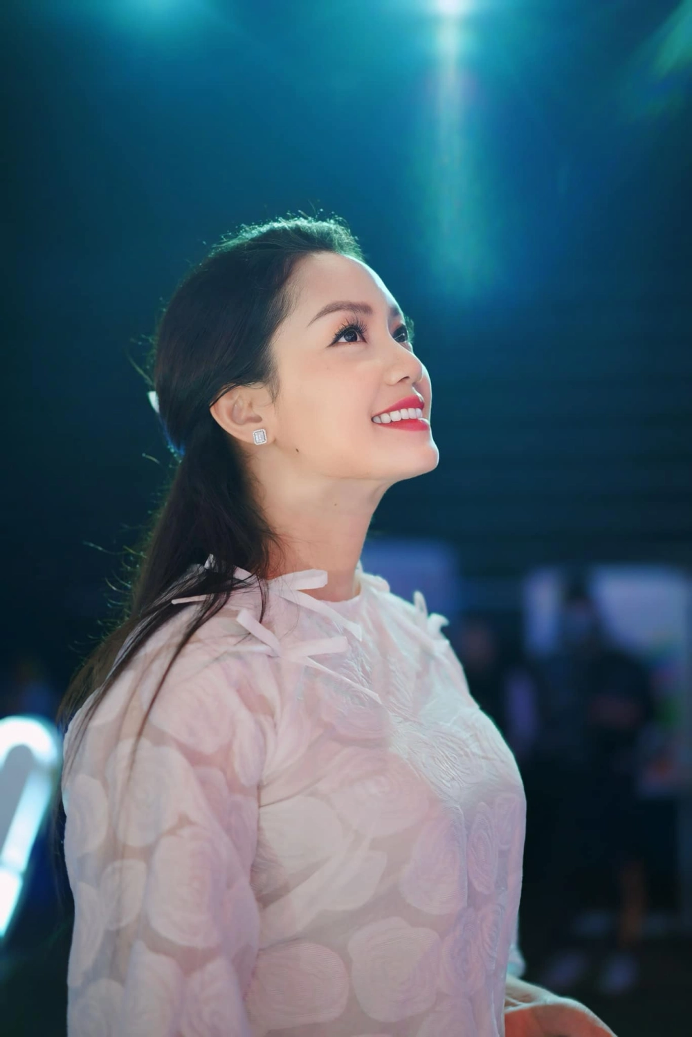Ca sĩ nguyễn ngọc anh gây ấn tượng với giọng hát đầy cảm xúc và truyền cảm