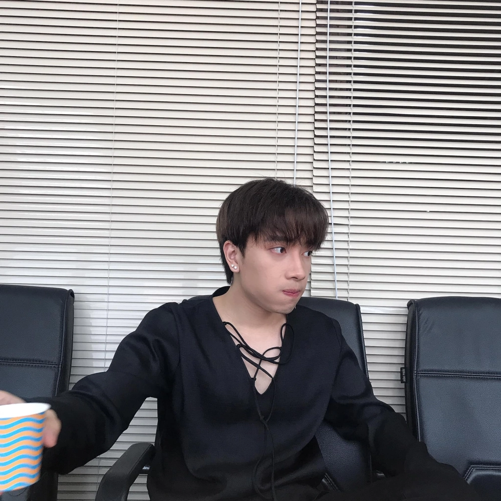 Anh trai say hi Nicky nổi bật với nụ cười rạng rỡ cực duyên