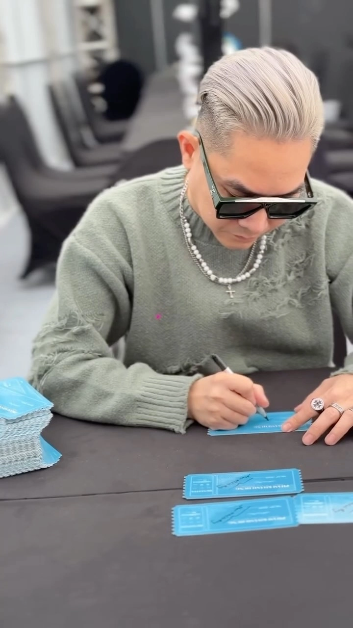 Khám phá câu chuyện cuộc đời đầy thú vị của ca sĩ Phạm Khánh Hưng