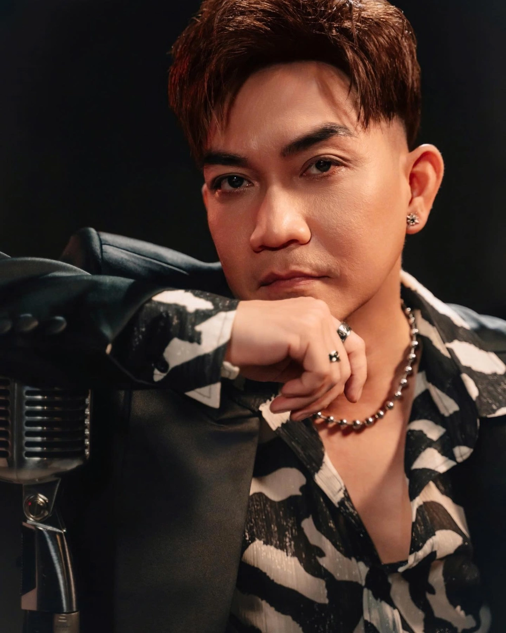 Hát cùng bạn bè bài karaoke Người ra đi vì đâu Phạm Khánh Hưng