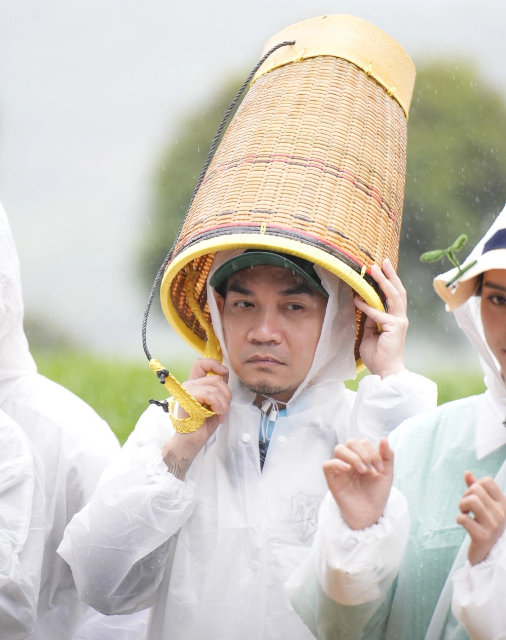 Chia sẻ những giây phút vui vẻ với karaoke Vì sao thế Phạm Khánh Hưng