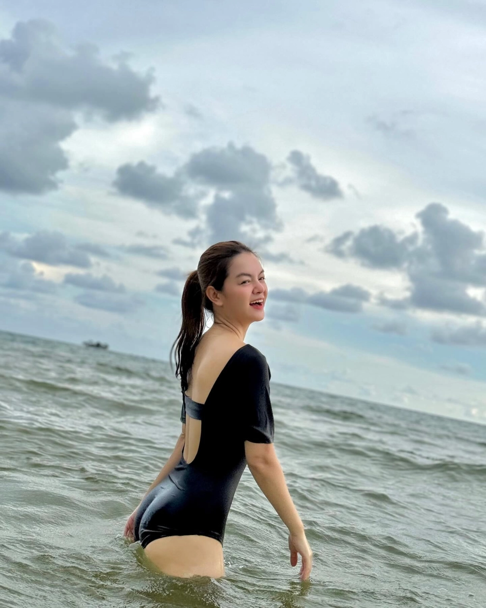 Lời bài hát Phạm Quỳnh Anh Người Dưng Ngược Lối khắc họa nỗi buồn tình yêu sâu lắng