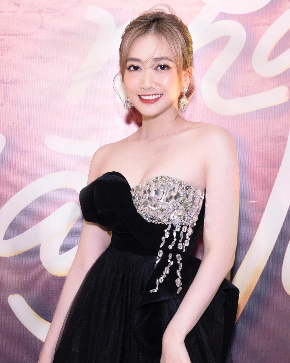 Phương Lan cao bao nhiêu? Khám phá chiều cao của cô và những số đo nổi bật.