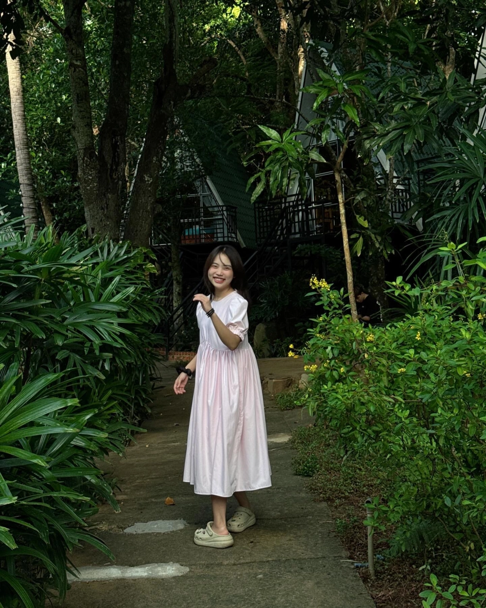 Thông tin về Phương Mỹ Chi nhà gia tiên và phong cách sống truyền thống của cô.
