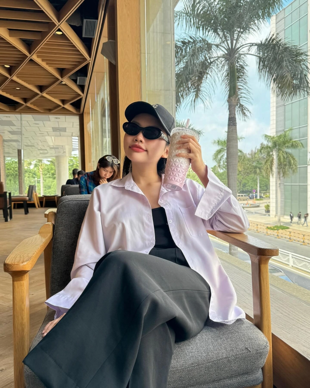 Cảnh quay mộng mơ em đi trên cỏ non Phương Mỹ Chi