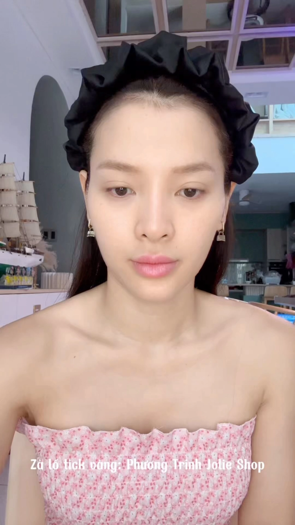 Phương Trinh Jolie livestream bán hàng và giao lưu fan