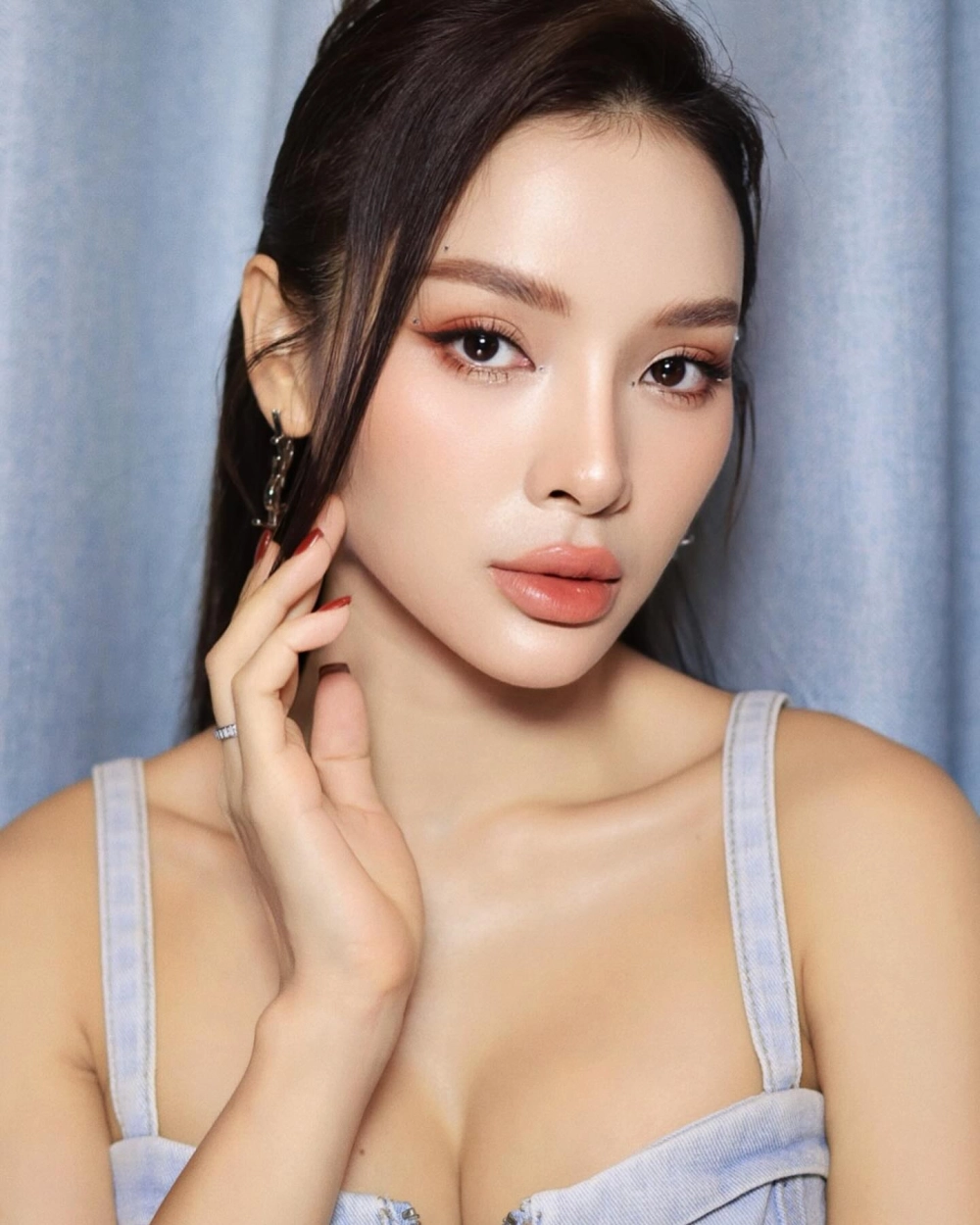 Phương Trinh Jolie yoga giữ dáng chuẩn sau sinh
