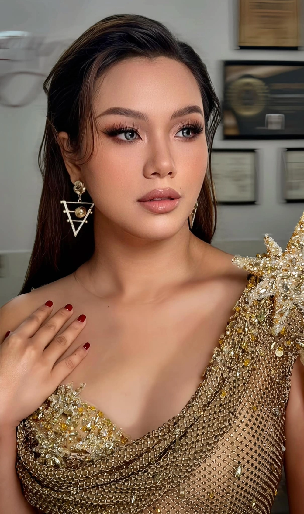 Lời bài hát phương vy giận anh đầy cảm xúc, thể hiện sự đau khổ trong tình yêu