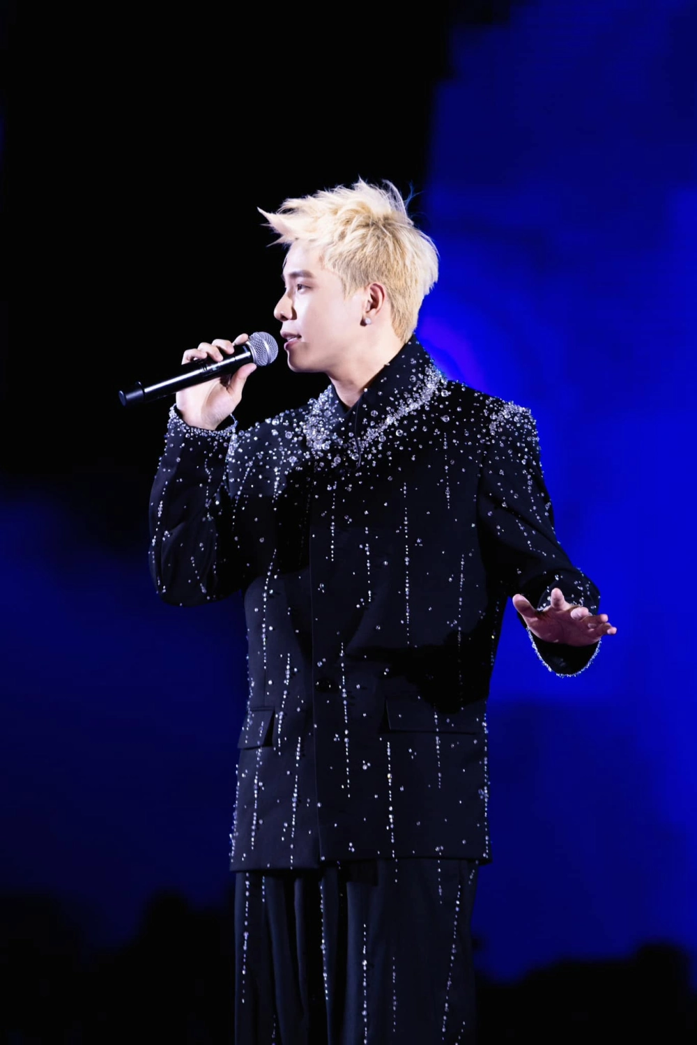 Khám phá Quân AP playlist và những bài hát được yêu thích của anh.