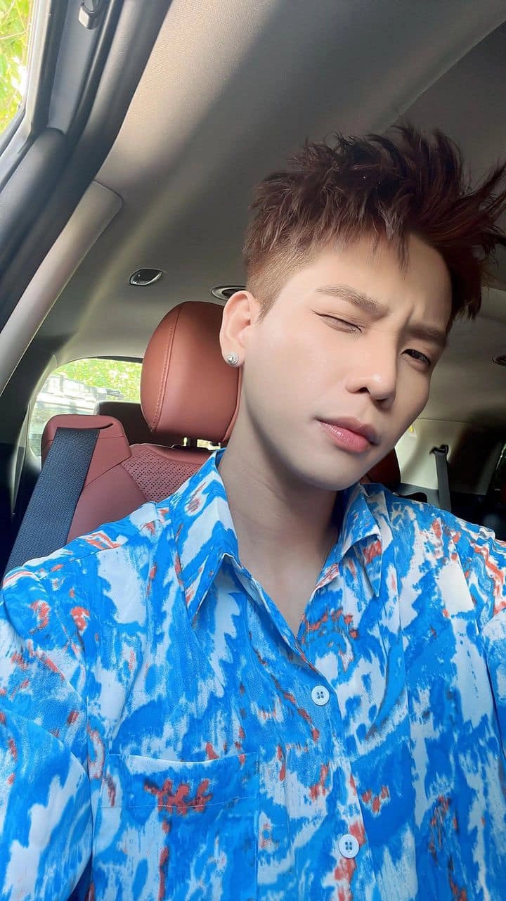 Tìm hiểu về sự xuất hiện của Anh Trai Say Hi Quân AP trong các video và bài hát.