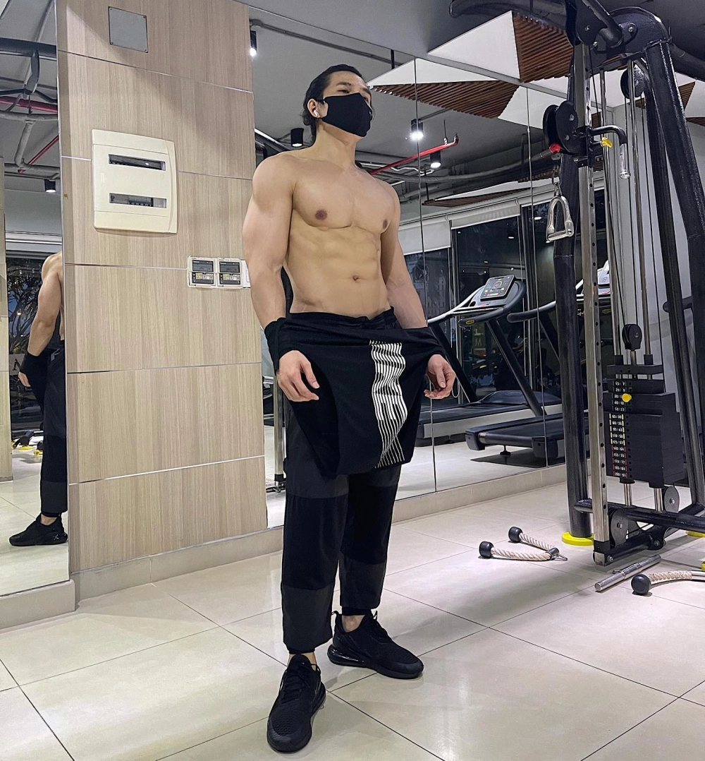 Quốc Thiên live bùng nổ trên sân khấu lớn