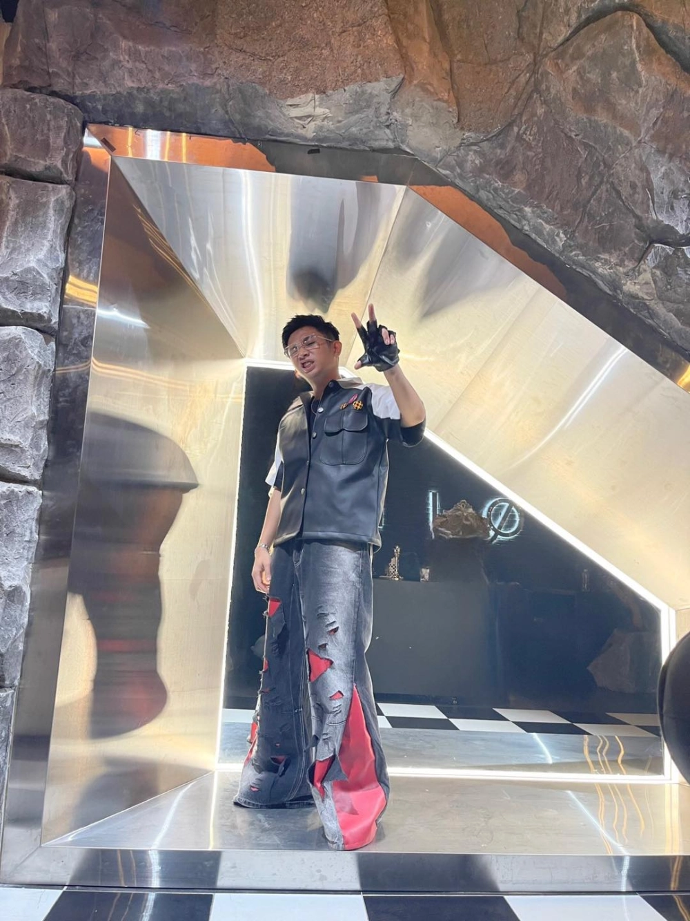 Lắng nghe thương thầm ricky star để cảm nhận sự chân thành trong từng câu rap