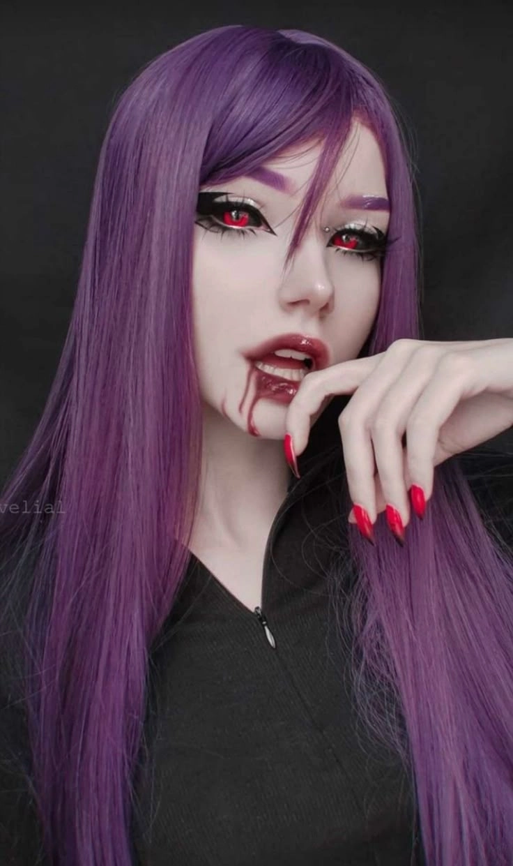 Rize cosplay nổi bật với đôi mắt tím đầy ám ảnh