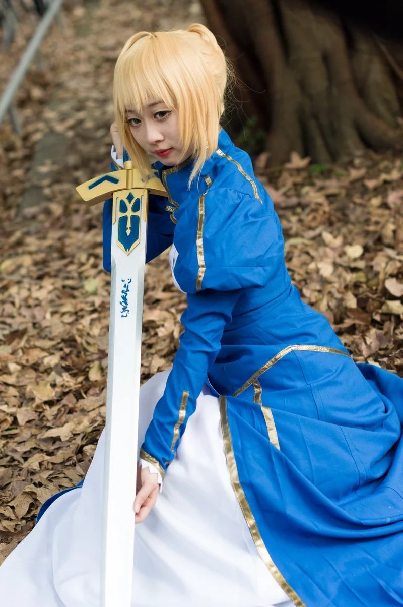 Alter Saber cosplay thể hiện khí chất u tối và quyền lực
