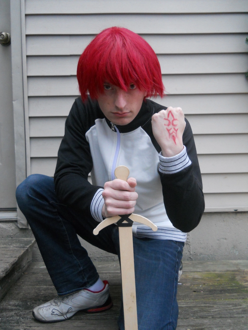 Emiya Shirou cosplay nổi bật với mái tóc đỏ và outfit đen