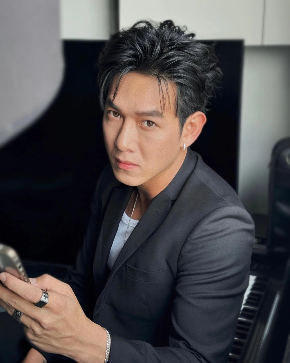 Khám phá vai diễn của Song Luân trong Teeri Thuyền Trưởng và những tình tiết thú vị.