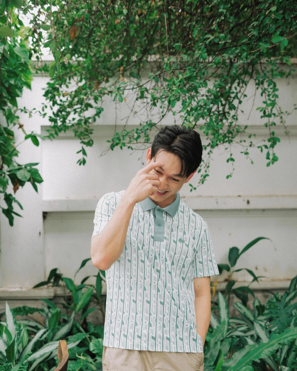 Theo dõi Song Luân Twitter để cập nhật những thông tin mới nhất về anh.