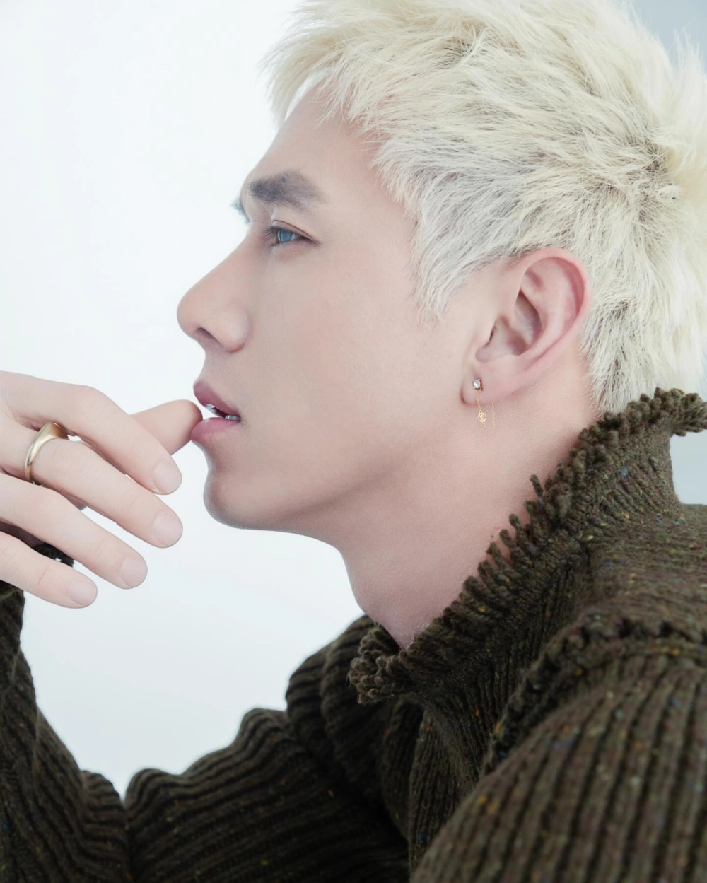 Khám phá Song Luân theo đạo gì và những quan điểm tôn giáo của anh.