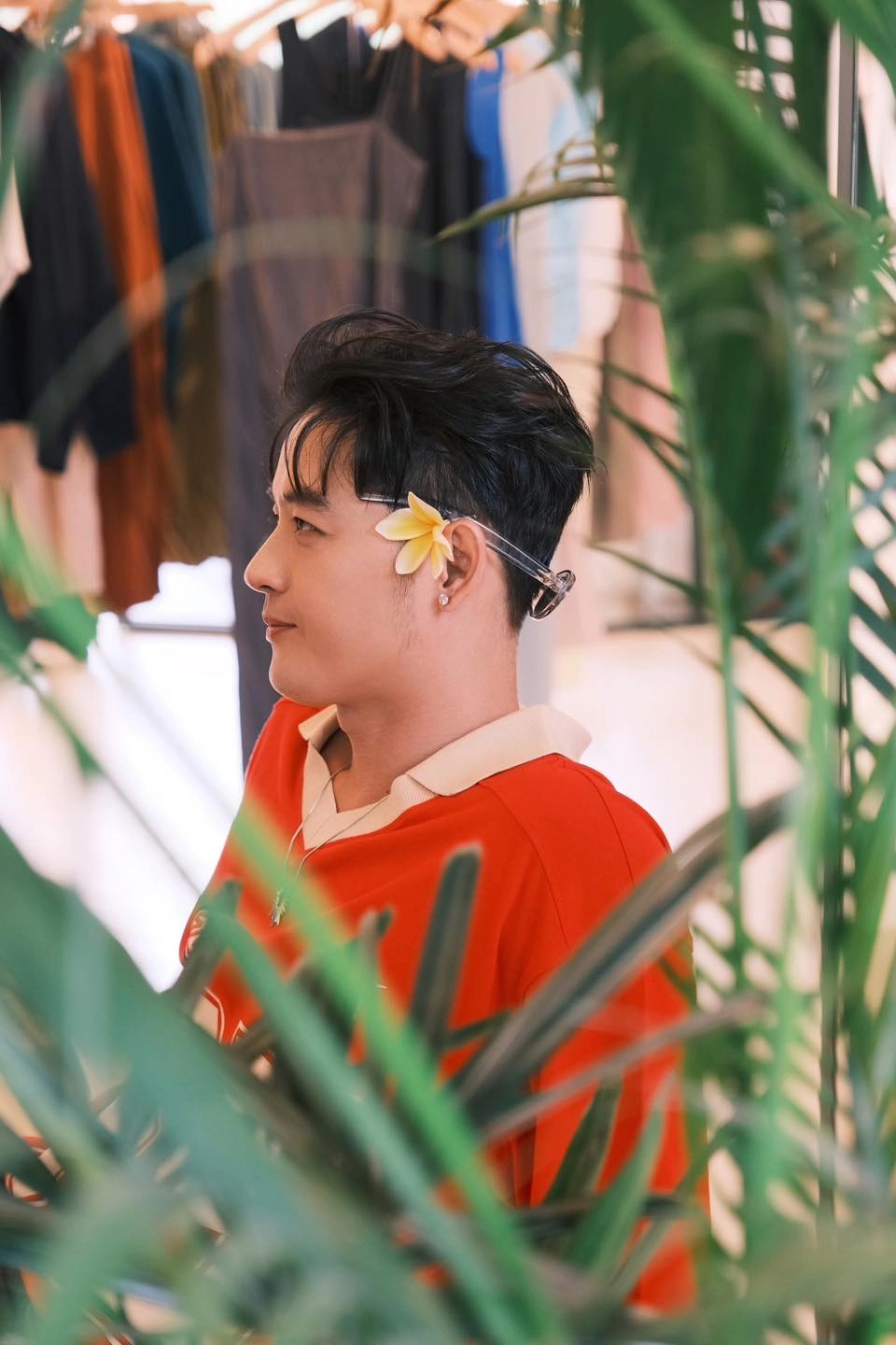 Thanh Duy là một ca sĩ nổi bật với giọng hát đầy cảm xúc và phong cách âm nhạc đa dạng.