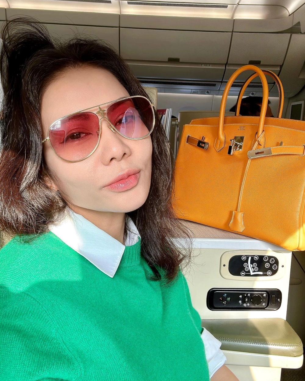 Thu Minh quê ở Hà Nội, nơi cô bắt đầu con đường ca hát