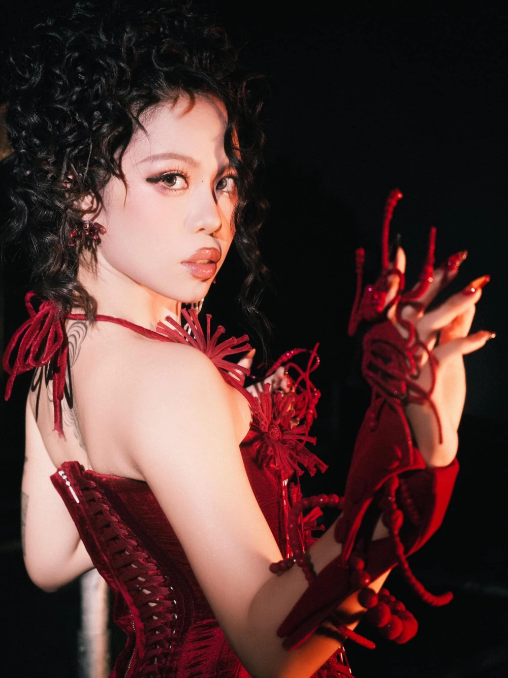 Tlinh drama là một trong những chủ đề nóng hổi gây tranh cãi trên mạng xã hội