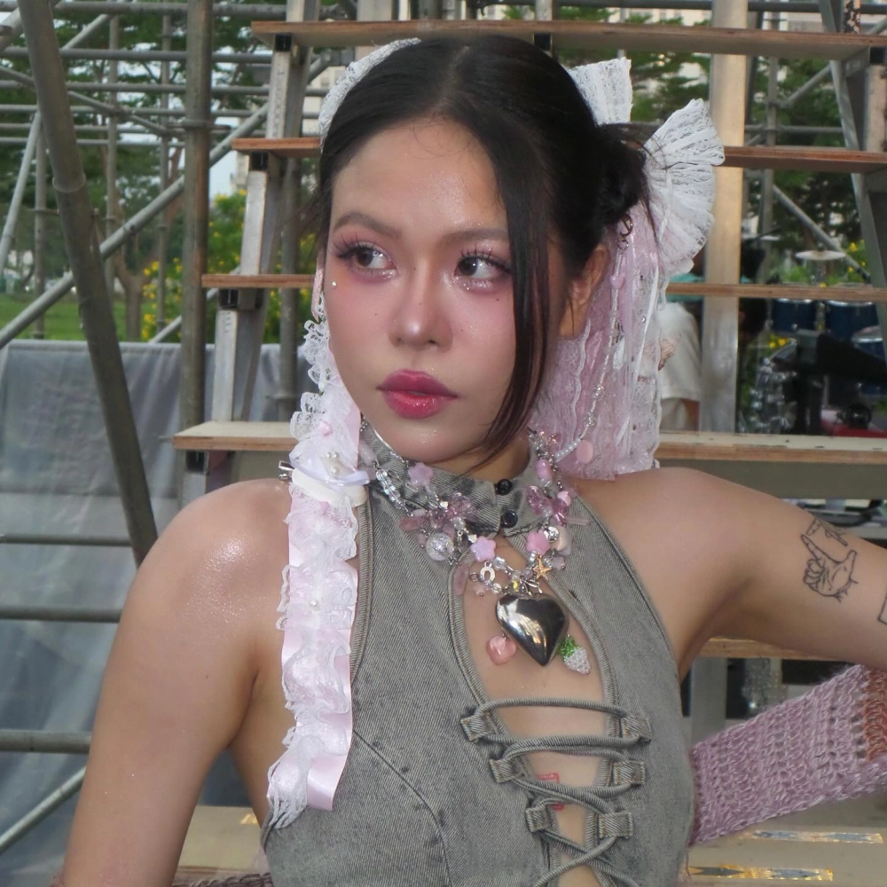 Thưởng thức Người điên Tlinh để hòa mình vào câu chuyện tình yêu đầy kịch tính và cảm xúc