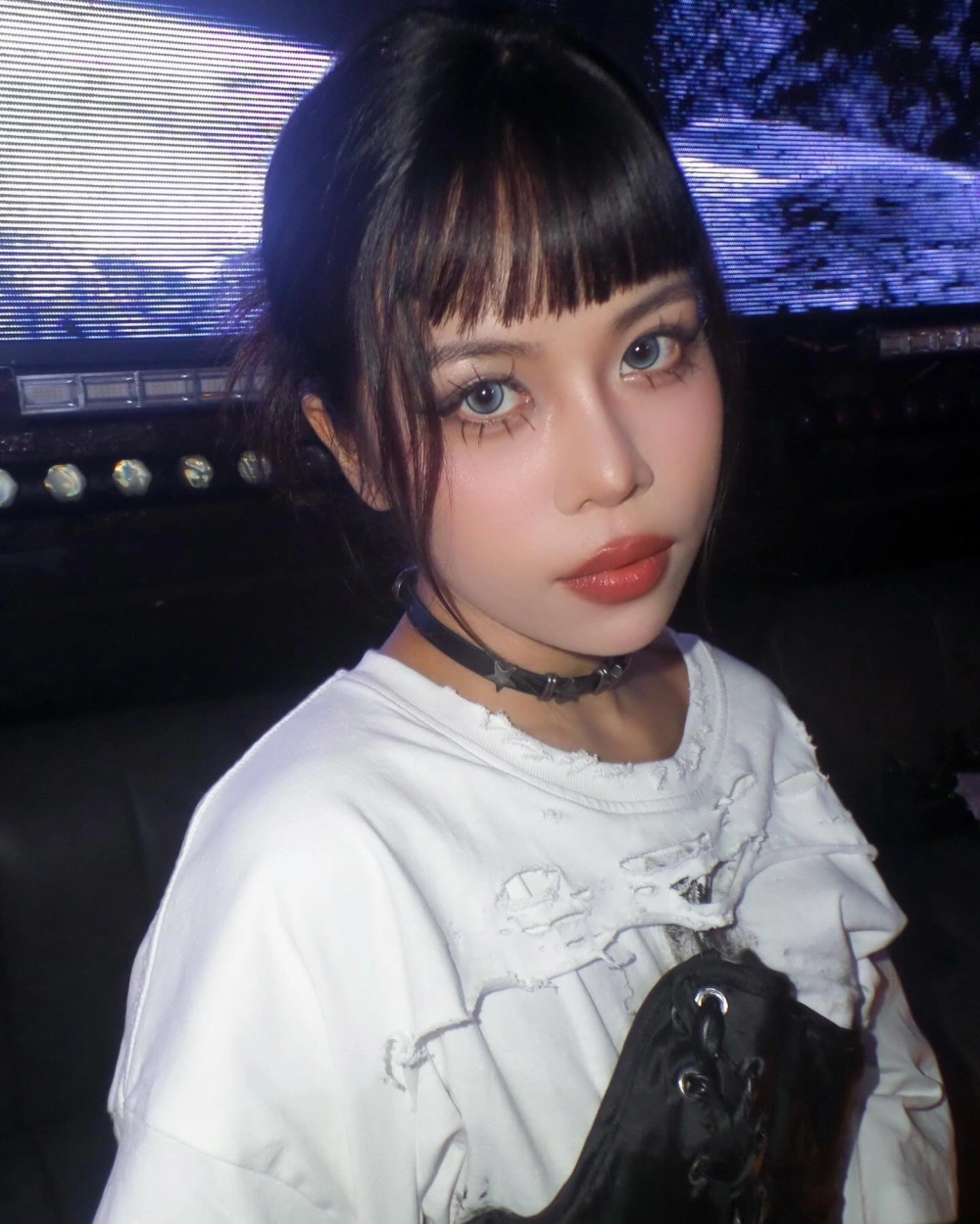 Tlinh instagram luôn cập nhật những khoảnh khắc đặc biệt và phong cách thời trang ấn tượng