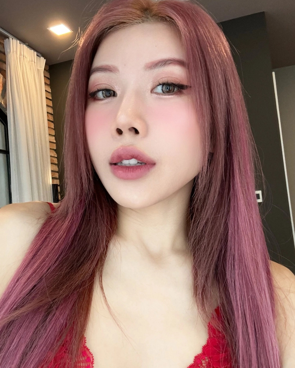 Chị ngã em nâng trang pháp là một ca khúc đầy ý nghĩa và sự đồng cảm trong tình bạn.