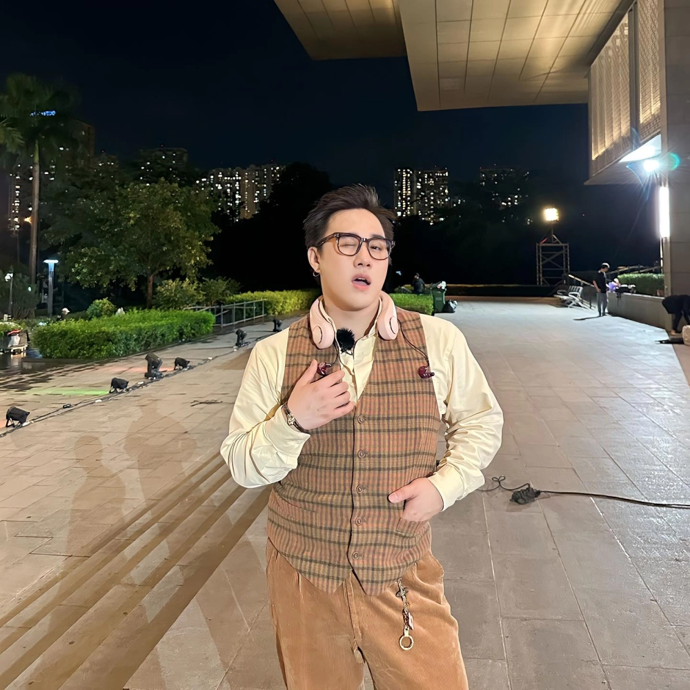 Cô đơn trên sofa Trung Quân Idol, cảm xúc Gen Z