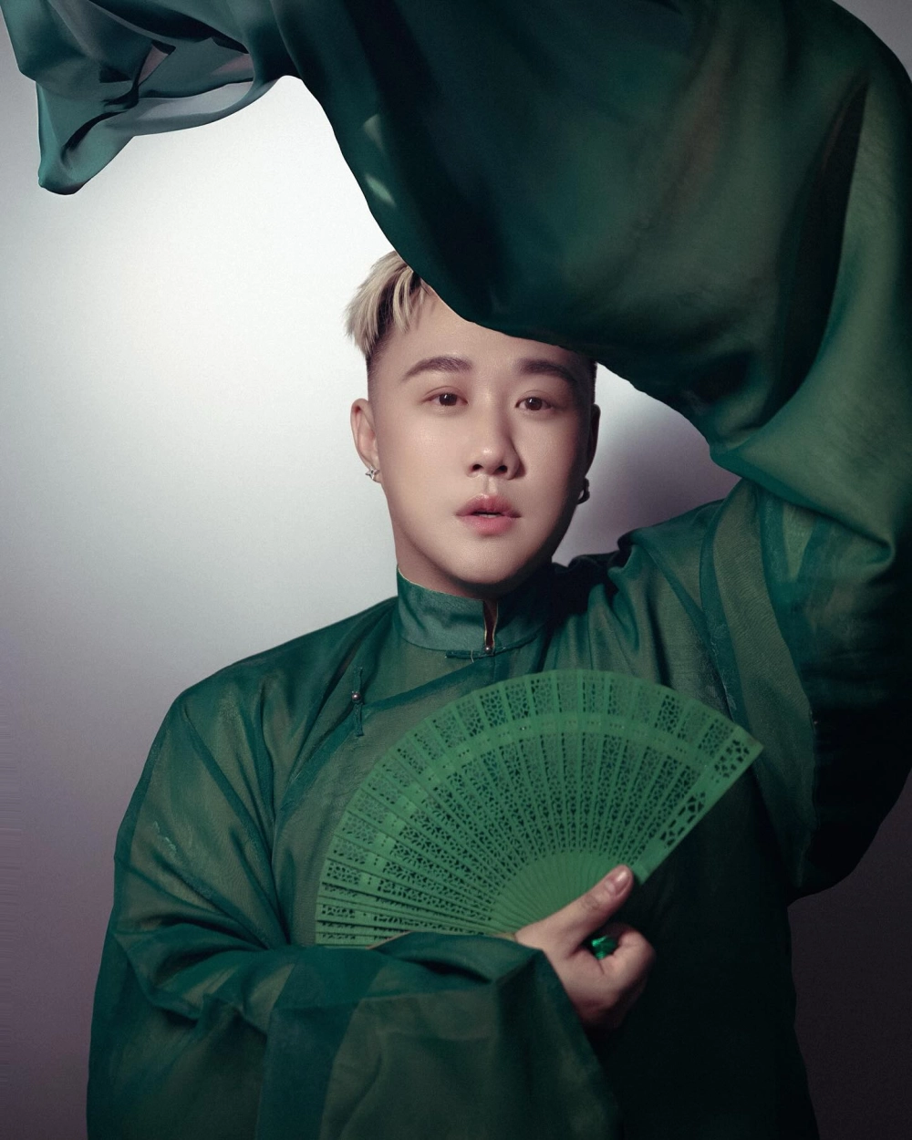 Trung Quân Idol Cô đơn trên sofa là hit ballad gây nghiện giới trẻ