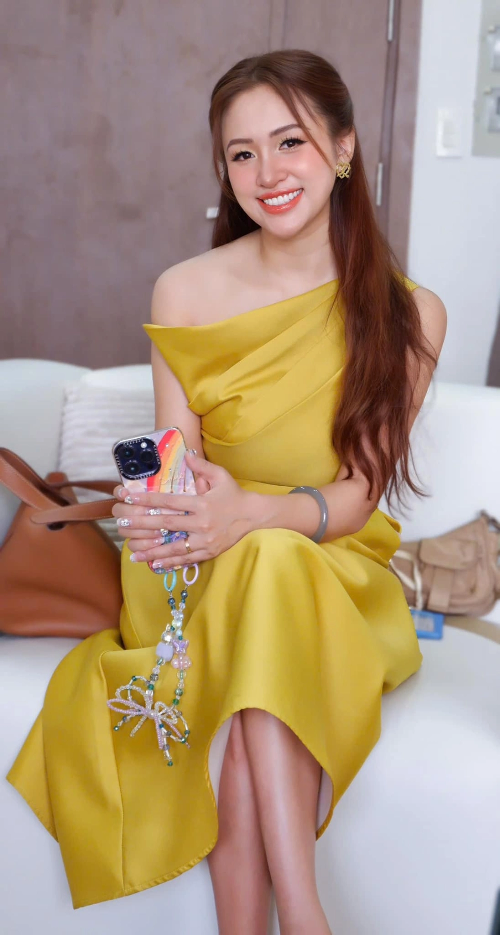 Vân Hugo quê ở Hà Nội, nơi đã tạo ra nền tảng vững chắc cho sự nghiệp của cô
