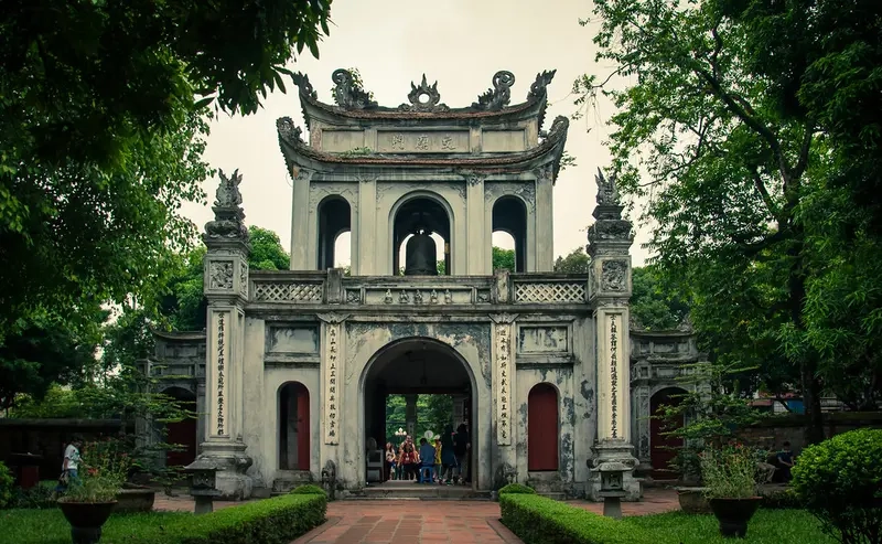 Hãy đến với cổng văn miếu quốc tử giám để cảm nhận lịch sử hào hùng